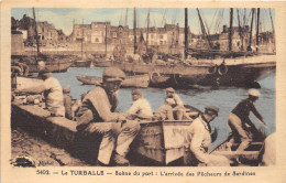 44-LA TURBALLE- SCENE DU PORT, L'ARRIVEE DES PÊCHEURS DE SARDINES - La Turballe