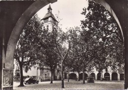 REAMMONT   LA PLACE ET LE CLOCHER   ANNEE 1962   VOITURES ANCIENNES - Realmont