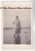 A LA PLAGE - MAMAN ET SA FILLE DANS L EAU - CARTE PHOTO - Moda