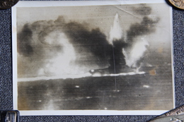 Photographie Originale Du Porte Avion Américain "SARATOGA" En Flamme Le 7 Juin 1942 ( Bataille De La Mer De Corail). - Krieg, Militär