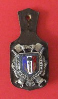 Insigne En Métal Sur Cuir Des Sapeurs Pompiers - Firemen