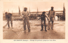 80-LE CROTOY- GROUPE DE PÊCHEURS PREPARANT LEURS FILETS - Le Crotoy