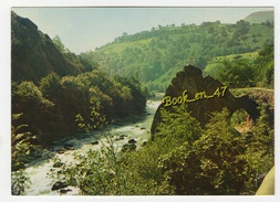 {62710} 64 Pyrénées Atlantiques Itxassou , Brèche Dans Un Rocher Dit " Le Pas De Roland En Bordure De La Nive - Itxassou