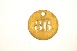 Ancienne Petite Médaille En Laiton Numéro 86 Ajouré, Médaille Porte Bonheur, Porte Clés, Identification ? - Ferronnerie