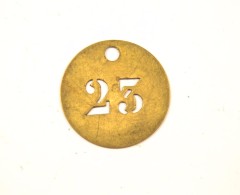Ancienne Petite Médaille En Laiton Numéro 23 Ajouré, Médaille Porte Bonheur, Porte Clés, Identification ? - Ferronnerie