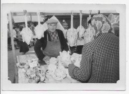 Photo  ,marchand De Volailles Sur Un Marché - Persone Anonimi