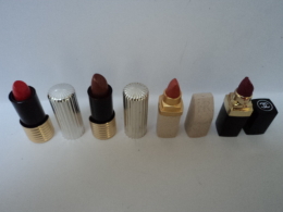 CHANEL, ELIZABETH ARDEN ,HELENA RUBINSTEIN  4 MINIS ROUGES  A LEVRES   LIRE ET VOIR!! - Miniatures Femmes (sans Boite)