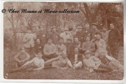 WWI - UN GROUPE DE PRISONNIERS FRANCAIS ET RUSSES - CARTE PHOTO MILITAIRE - Guerra 1914-18