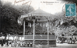 Cpa (51) Ay-champagne Le  Kiosque  (tres Anime Et Ra....) - Ay En Champagne