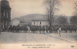 51-AY-EN-CHAMPAGEN- DRAGONS ATTENDANT DES ORDRES , AVRIL 1911 - Ay En Champagne