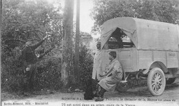 51-MONTMIRAIL- PENDANT LA BATAILLE DE LA MARNE UN OBUS DE 75 EST ENTRE DANS UN ARBRE, ROUTE DE LA VOGUE - Montmirail