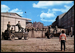 ÄLTERE POSTKARTE BERLIN DIE MAUER THE WALL LE MUR BERLINER MAUER MILITÄR SOLDATEN SOLDAT KIND Ansichtskarte Cpa Postcard - Berlijnse Muur