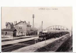 Avion - La Gare (avec Beau Petit Plan De Locomotive - Train) / Editions Cabuil - Avion