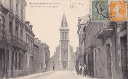 NEUVILLE EN POITOU DANS LA VIENNE  RUE  VICTOR HUGO ET EGLISE CPA CIRCULEE - Neuville En Poitou