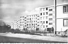 BOBIGNY  ( 93 )  -  Les H.L.M  -  Vue De La Rue Jean Jaurès   ( C.P.S.M.  , Pt  -  Ft  ) - Bobigny