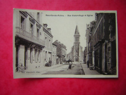 CPA NEUVILLE DE POITOU RUE VICTOR HUGO ET EGLISE ANIMEE   NON VOYAGEE EDIT BLANCHARD TABAC - Neuville En Poitou