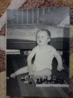 JEU - ECHECS - CHESS - ECHECS. Little Boy With Chess -   Old REAL Soviet PHOTO  1970s - Chess