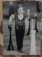 JEU - ECHECS - CHESS - ECHECS. Little Boy With Chess -   Old REAL Soviet PHOTO  1970s - Chess