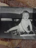 JEU - ECHECS - CHESS - ECHECS. Little Boy With Chess -   Old REAL Soviet PHOTO  1970s - Schach