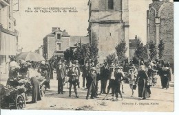 44 - NORT  SUR  ERDRE - Place De L' Eglise , Sortie De Messe ( Belle Animation ) - Nort Sur Erdre