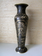 VINTAGE HANDMADE BRASS VASE / INDIA - HAND ETCHED, 34 CM - Aziatische Kunst