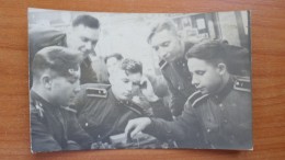 JEU - ECHECS - CHESS - ECHECS. Two Soldiers Playing Chess - Old REAL Soviet PHOTO  1956 - Schaken