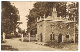 RB 1122 - Postcard - Lodge Gates Savernake Forest - Marlborough Wiltshire - Autres & Non Classés