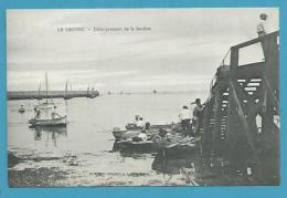 CPA - Pêcheurs Débarquement Des Sardines LE CROISIC 44 - Le Croisic