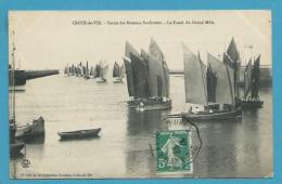 CPA - Pêcheurs Sortie Des Bateaux Sardiniers - Le Fanal Du Grand Môle CROIX-DE-VIE 85 - Saint Gilles Croix De Vie