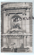 75 PARIS ( 5e Arr. ) - Fontaine Cuvier - Animé Touristes Femme Assise Homme De Dos - CPSM Glacée - Statues