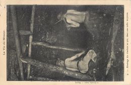 MINES CHARBON LA VIE DU MINEUR  ABATTAGE DE CHARBON AU PIC DANS UNE TAILLE MOYENNE  CARTE VOYAGE EN 1906 - Mines