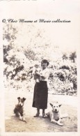 FEMME AVEC SON BEBE ET SES 2 CHIENS - PHOTO 11 X 6.5 CM - Autres & Non Classés