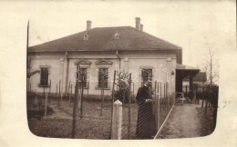 T2 1914 Arad, Paplak Dohányzó Pappal A Kertben / Rectory With Smoking Priest In The Garden, Photo - Non Classés