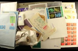 A GREAT BRITAIN MISCELLANY An Unsorted Carton Containing (mostly QEII Period) Items E.g. "Specimen" FDC Envelopes,... - Altri & Non Classificati