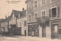 BEAUCOURT - LA RUE DE BADEVEL - BELLE CARTE ANIMEE - COMMERCES - A GAUCHE, ATTELAGE -  TOP !!! - Beaucourt