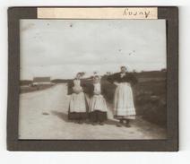 AURAY , Morbillan 56 , Photographie (positif) Sur Plaque De Verre, 3 Jeunes Filles Sur Une Route, Maison En Arrière Plan - Diapositivas De Vidrio