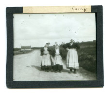 AURAY , Morbillan 56 , Photographie (positif) Sur Plaque De Verre, 3 Jeunes Filles Sur Une Route, Maison En Arrière Plan - Glasplaten