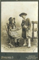 Grand CDV (Cabinet) Folklore-enfants En Costume Régional--pot à Lait-photo Bernard à Menton, La Bourboukle, Mont Dore - Anciennes (Av. 1900)