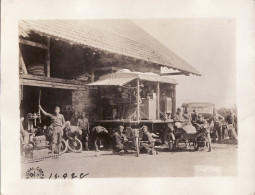 Grande Photo Juin 1918 FONTAINE - Soldats Américains De La 307ème "Machine Shop Truck Unit" Dans Un Château (A155, Ww1) - Fontaine