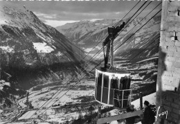 74-LES HOUCHES- LE TELEFERIQUE A L´ARRIVEE A BELLEVUE, ET LA VALLEE DE CHAMONIX - Les Houches