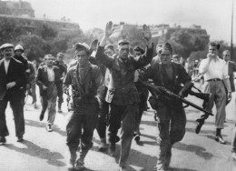 75-PARIS- UN PRISONNIER ALLEMAND ET EMMENE PAR LES F.F.I. / GERMAN PRISONER CARRIED AWAY BY THE F.F.I. - Autres & Non Classés