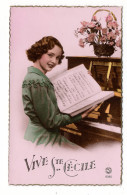VIVE  SAINTE-CECILE  /  FEMME  Années 40-50  PIANISTE  + PIANO  + PARTITION  +  FLEURS - Music And Musicians