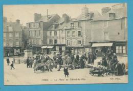 CPA 32 - Métier Marchands Ambulants Le Marché Place De L'Hôtel De Ville VIRE 14 - Vire