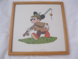 Micky Mouse Disney  Kruissteek Cross Stitch Visser Pêcheur Ingelijst En Cadre Afm. 24x24cm - Point De Croix