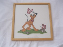 Pluto  Disney  Kruissteek Cross Stitch Hond Chien Dog Hund  Ingelijst En Cadre Afm. 24x24cm - Cross Stitch