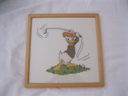 Donald Duck   Disney  Kruissteek Cross Stitch  Golf Golfer  Ingelijst En Cadre Afm. 24x24cm - Punto De Cruz