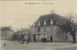 1093- THAUMIERS - La Place, Coté Sud - Ed. Sigle En Bas à Gauche  - Hôtel De La Couronne - Thaumiers