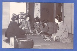 CARTE PHOTO - JAPON -  GEISHA - GEISHAS JOUANT AUX CARTES TENUE DE PLAGE - CARTE ETHNIQUE - Cartonnage épais. - Asia