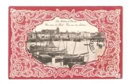 Carte Fantaisie 85 SABLES D´OLONNE Coin Du Port Vue Sur Les Sables Bateaux Ville Bord Avace Imitation Dentelle Gaufrée - Sables D'Olonne