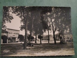 Place Du Champ De Foire - Lussac Les Chateaux